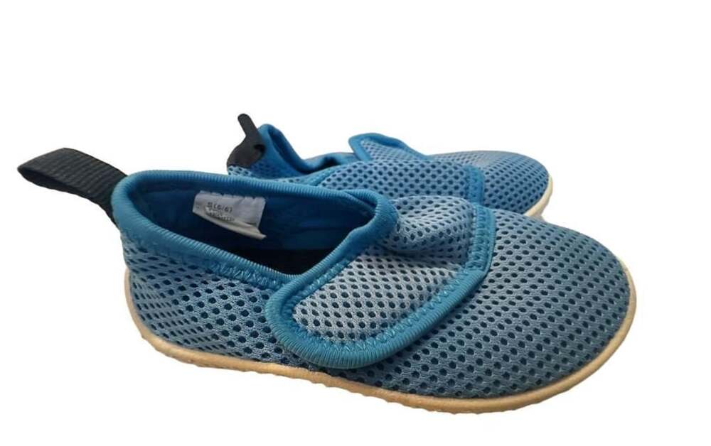 Cat & Jack Kids Blue Mesh Water Shoes Size 5/6